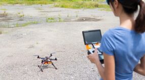 femme qui pilote un drone