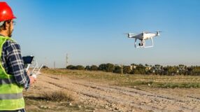 homme de chantier qui-pilote un drone