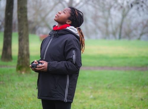 jeune fille qui pilote un drone pour s'entrainer à l'examen de drone