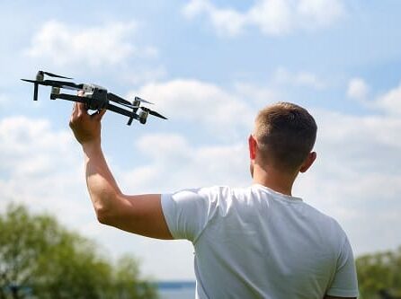 jeune homme qui se prépare pour l'examen de drone