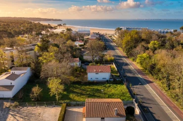 Prise de vue aérienne par drone mettant en valeur une propriété immobilière en Charente-Maritime